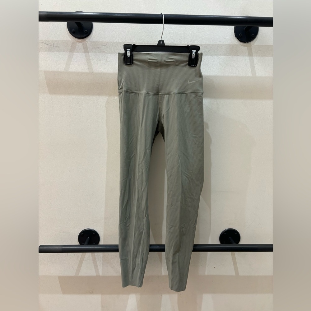 Nike Women's Gentle-Support High-Waisted 7/8 Leggings